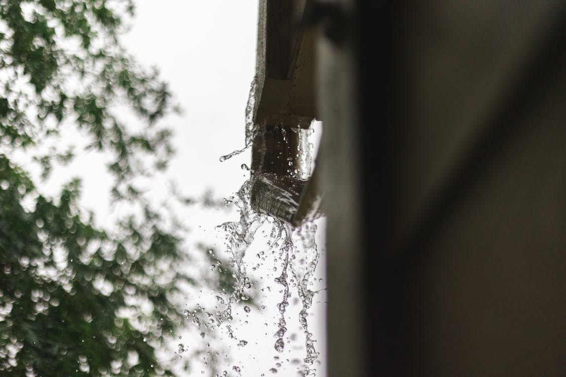 Loodgieter lost hemelwaterafvoer op in Tilburg