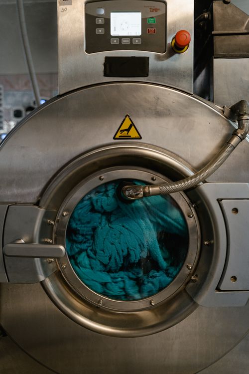 Loodgieter lost wasmachine ontstoppen op in Tilburg