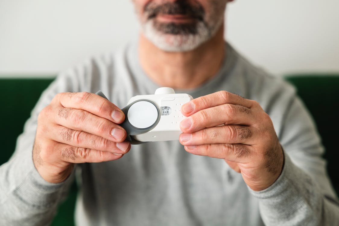 Man houdt een draagbare luchtkwaliteitsmeter vast