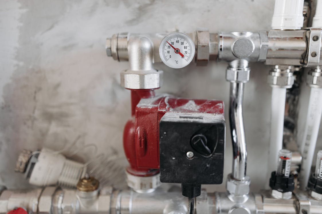 Loodgieter bij cv-ketel reparatie in een Tilburgse woonkeuken