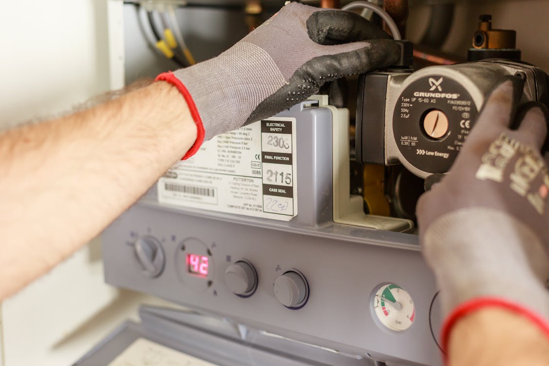 Monteur inspecteert cv-ketel installatie in een Tilburgse woning
