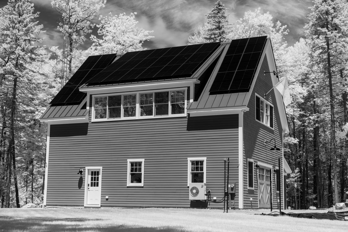Moderne woning met zonnepanelen in een bosrijke omgeving