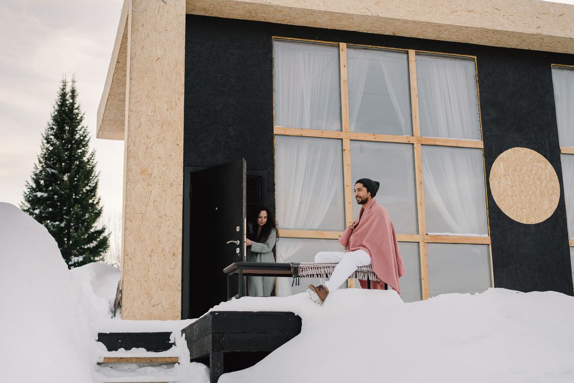 Moderne woning in een besneeuwd winterlandschap