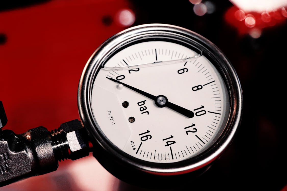 Close-up van een drukmeter die de bar-waarde aangeeft
