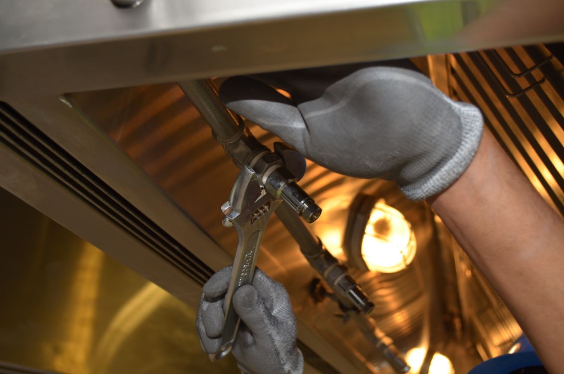 Loodgieter repareert leidingwerk in een woning