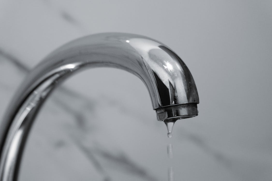 Druppelende chrome badkamerkraan