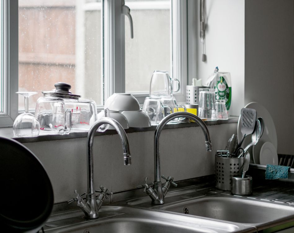 Opgeruimde, moderne keuken met rvs spoelbak