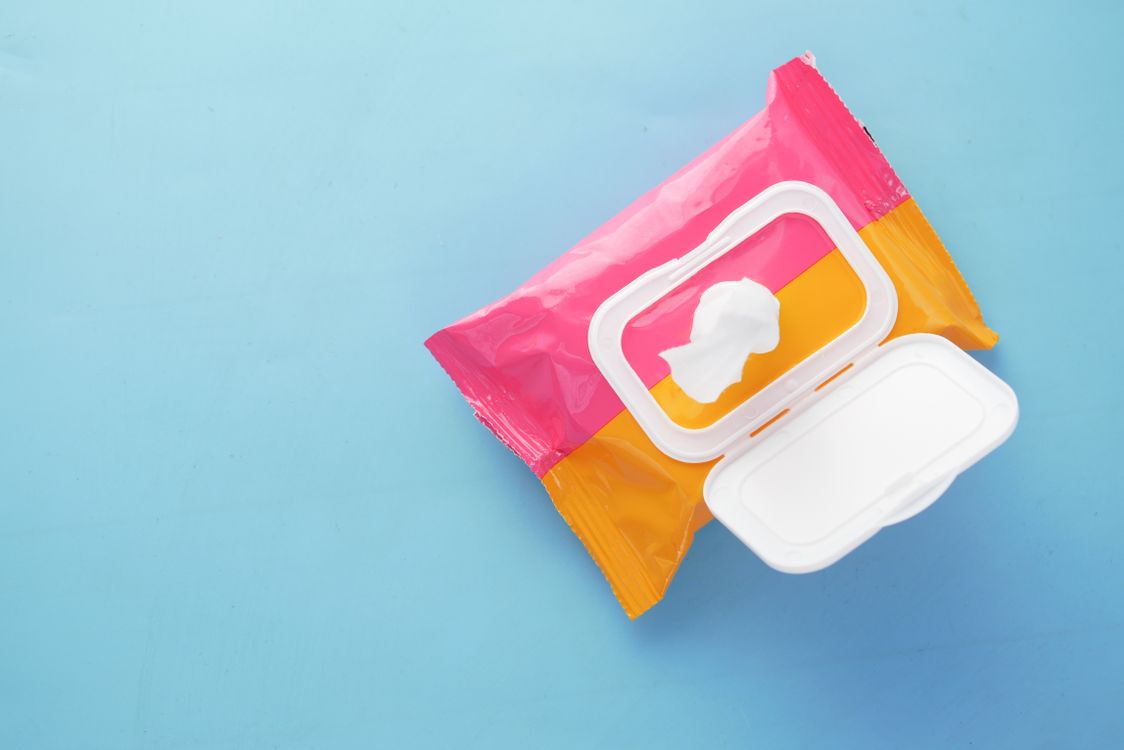 Verpakking vochtige doekjes die ondanks doorspoelbaar-label wc verstoppen