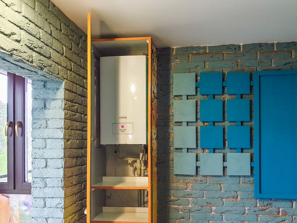 Nieuwe cv-ketel netjes ingebouwd in een muurkast in een woning