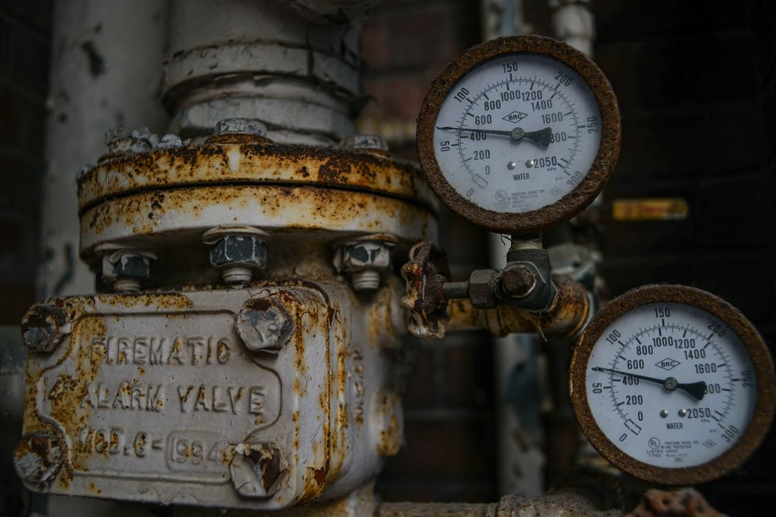 Verouderd en verroest drukvat als symbool voor een cv-ketel die vervanging vraagt