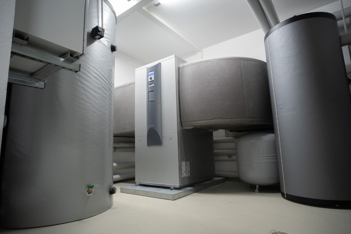 Moderne hybride warmtepomp installatie binnenshuis naast verwarmingssysteem