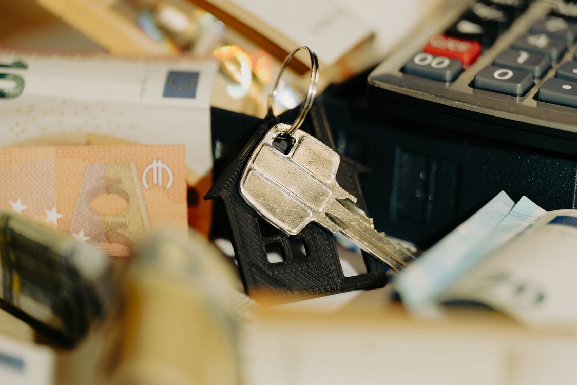 Euro bankbiljetten met sleutels en rekenmachine als symbool voor cv-ketel kosten