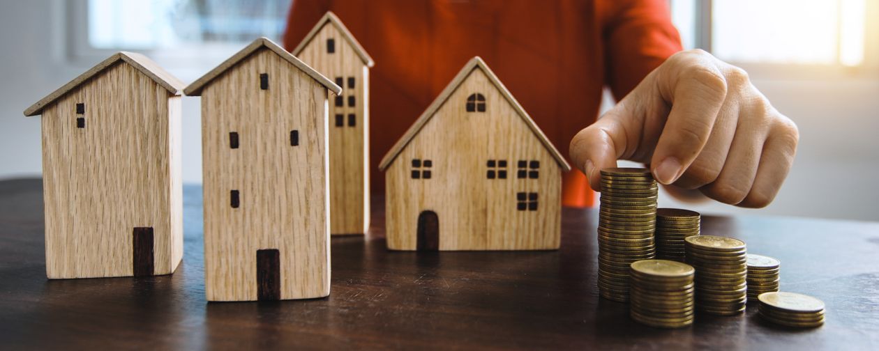 Spaarpotje en model van een huis als symbool voor energiebesparing