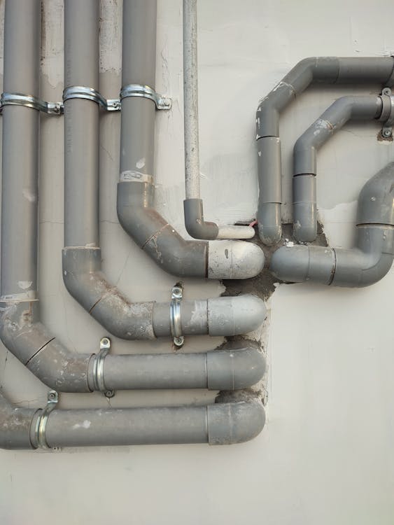 Waterleidingen boven een plafond in een Tilburgse woning
