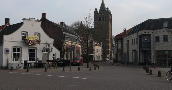 Marktplein in Gilze en Rijen met historische bebouwing en kerktoren op de achtergrond