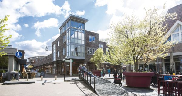 Modern winkelcentrum met terrasjes op zonnig plein in het centrum van Goirle
