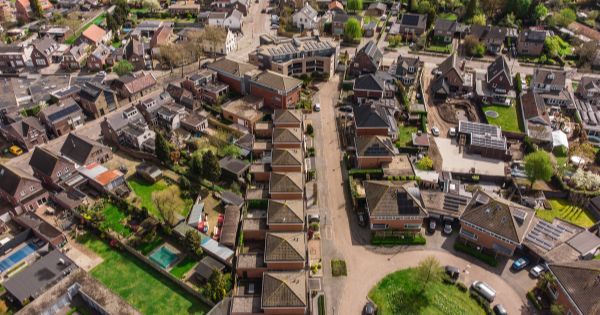 Luchtfoto van woonwijk in Kaatsheuvel met rijtjeshuizen, tuinen en rustige straten