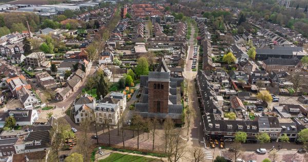 Luchtfoto van Oisterwijk met historische kerk als middelpunt van de dorpskern