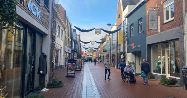 Winkelstraat in Oosterhout met feestelijke slingers en winkelpanden in de binnenstad