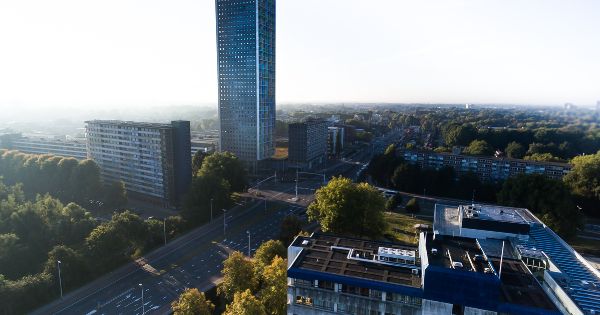 Luchtfoto van Tilburg met de markante kantoortoren en stedelijke skyline