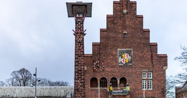 Historisch trapgevelhuis met carillon op het plein in het centrum van Waalwijk